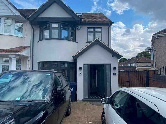 4 Bedroom Terraced House To Rent In Bycroft Road, Southall, UB1