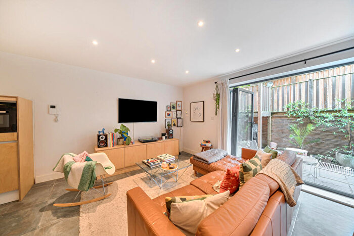 2 Bedroom Apartment For Sale In Kinsale Road, London, SE15