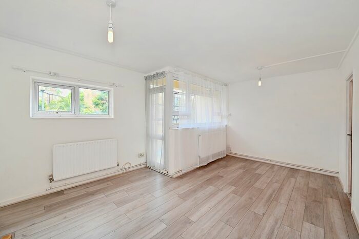 3 Bedroom Flat To Rent In Queen Anne Road, London, E9
