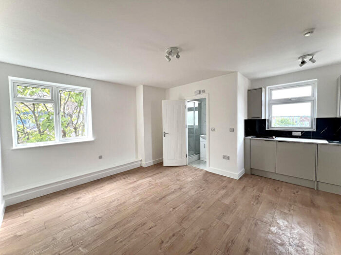 Studio To Rent In Colney Hatch Lane, N10