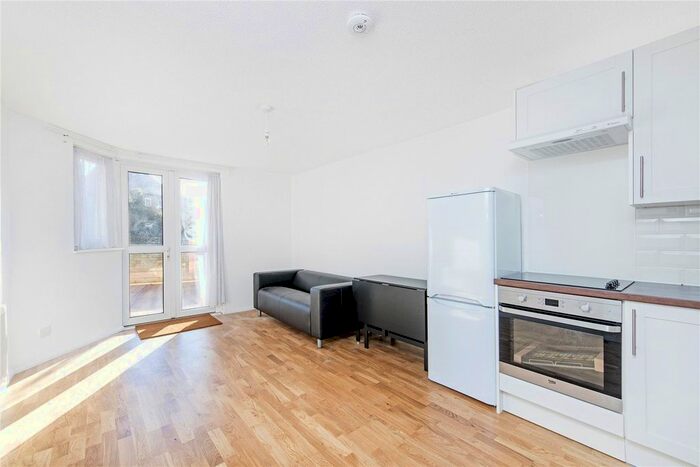 3 Bedroom Flat To Rent In Swift House, Brixton Road, London, SW9