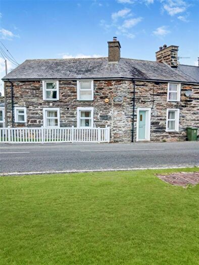 3 Bedroom End Of Terrace House For Sale In / Tai Newyddion, Ynys, LL47