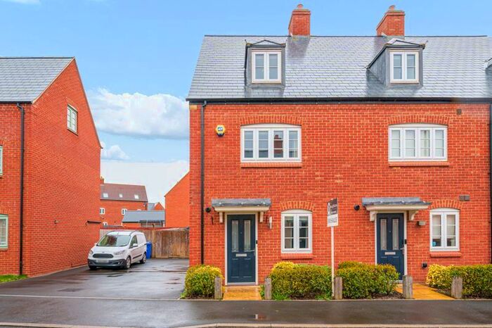 3 Bedroom End Of Terrace House For Sale In Hyperion Lane, Brackley, NN13