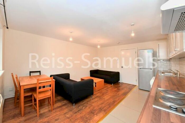 5 Bedroom Town House To Rent In Cyclops Mews. Canary Wharf, Isle Of Dogs, E14