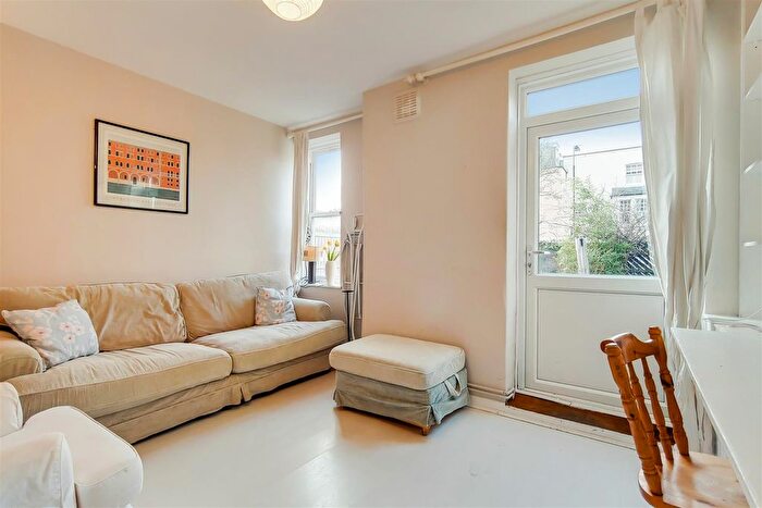 3 Bedroom Flat To Rent In Fulham Road, London, SW6