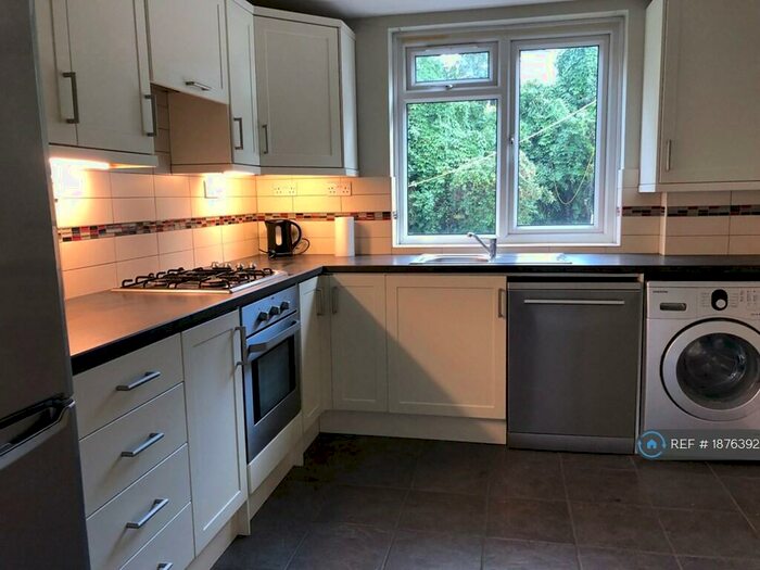 2 Bedroom Maisonette To Rent In Hampton Court, London, N22