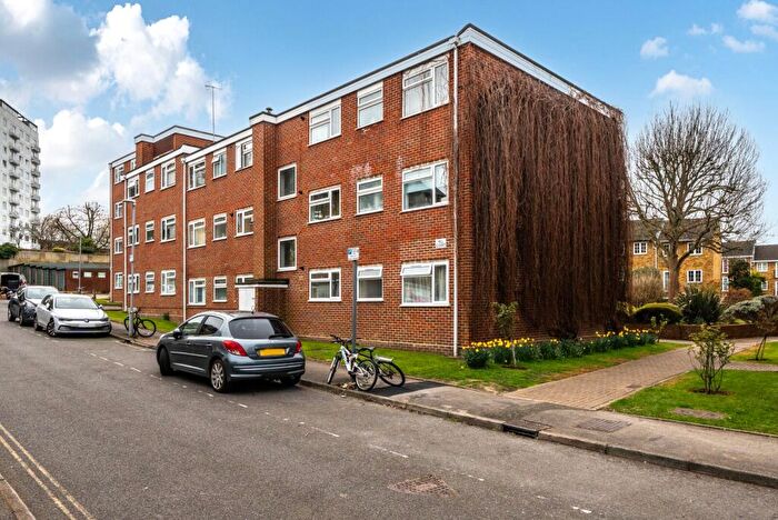 2 Bedroom Flat To Rent In Hill Court, Deer Park Close, Kingston Upon Thames, KT2