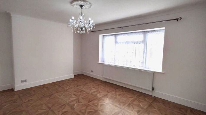 2 Bedroom Flat To Rent In Stonegrove, Edgware, HA8