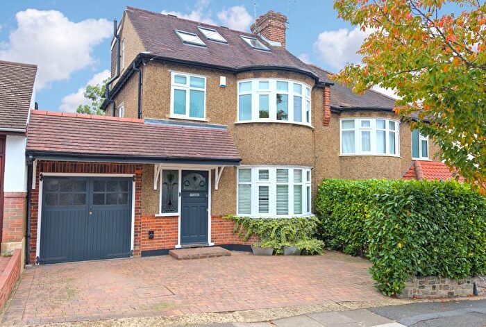 4 Bedroom Semi-detached House For Sale In Hillside Gardens, Barnet, EN5