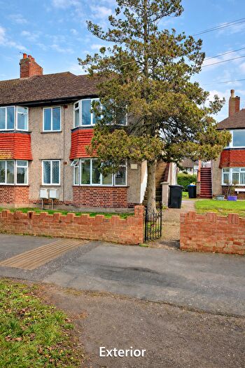 3 Bedroom Flat To Rent In Carlingford Gardens, Mitcham, CR4