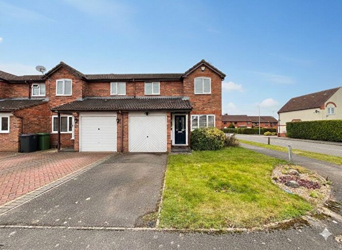 3 Bedroom End Terrace House For Sale In Furze Close, Luton, Bedfordshire, LU2