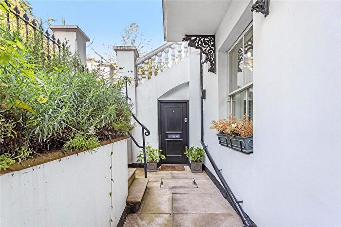 2 Bedroom Apartment To Rent In Redcliffe Gardens, Chelsea, SW10