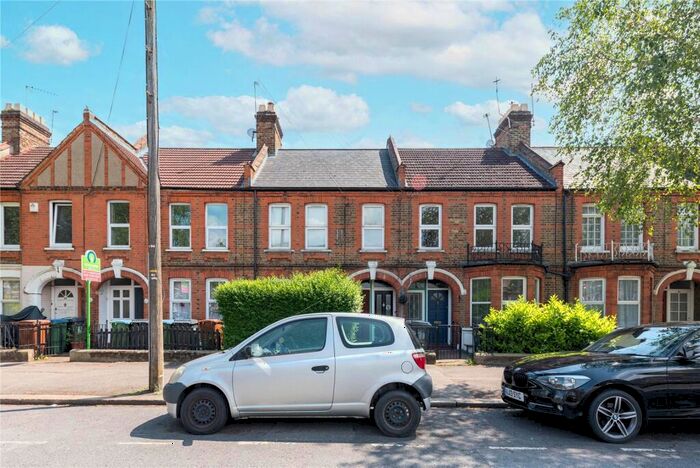 2 Bedroom Flat To Rent In Winns Avenue, Walthamstow, London, E17