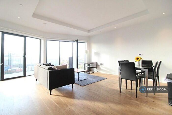 3 Bedroom Flat To Rent In Modena House, London, E14