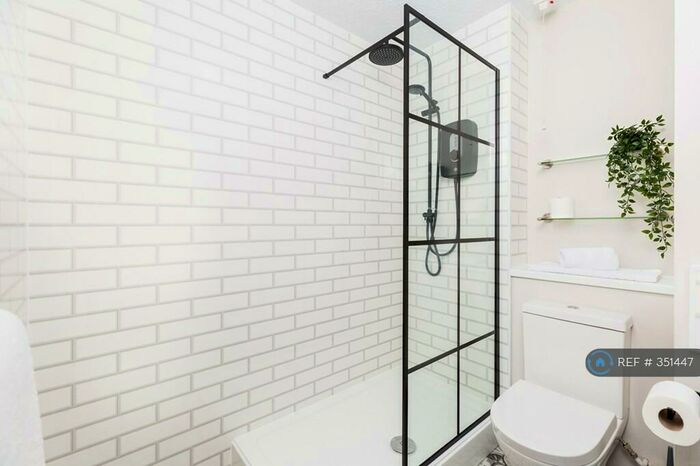 2 Bedroom Flat To Rent In Chestnut Court, Leamington Spa, CV32