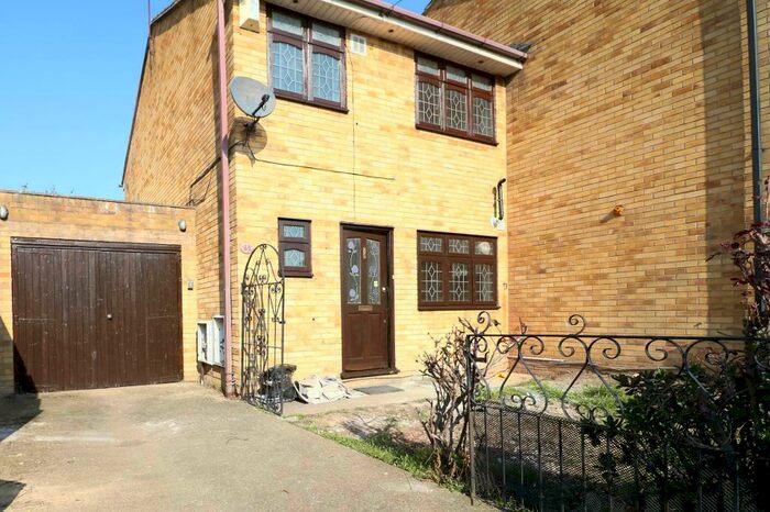 3 Bedroom End Of Terrace House To Rent In Oval Road South, Dagenham, London, RM10