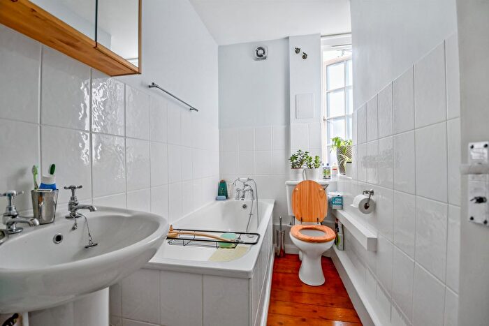 1 Bedroom Flat For Sale In Kingswear Road, Dartmouth Park, London, NW5