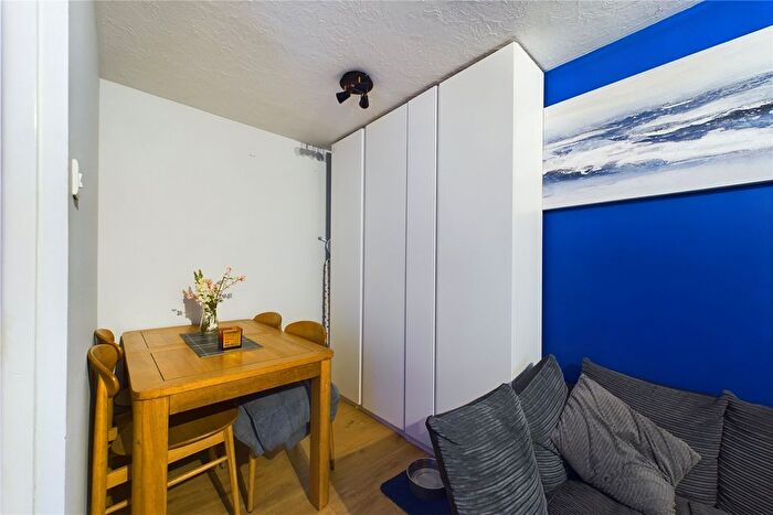 1 Bedroom Flat For Sale In Simmonds Close, Bracknell, Berkshire, RG42