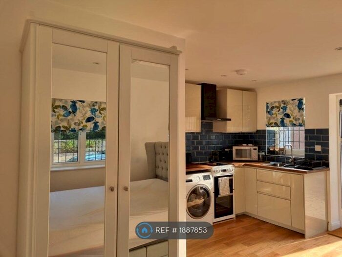 Studio To Rent In Finchampstead, Wokingham, Berkshire, RG40