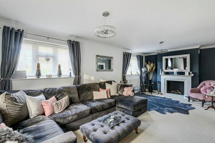 3 Bedroom Flat To Rent In Pondfield Road, Orpington BR6