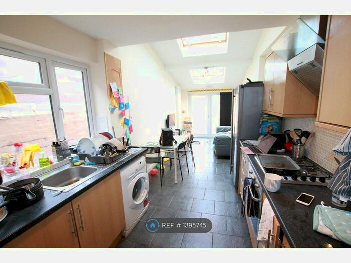 6 Bedroom Terraced House To Rent In St. Edwards Road, Reading, RG6