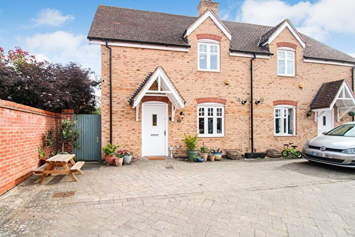 3 Bedroom Semi-Detached House For Sale In Lindsey Close, Great Denham, MK40
