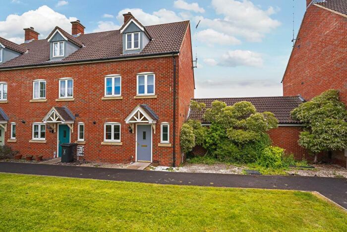 3 Bedroom End Of Terrace House To Rent In Queen Elizabeth Drive, Taw Hill, SN25