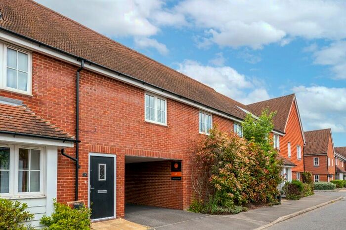 2 Bedroom Coach House To Rent In Whittaker Drive, Horley, Surrey, RH6