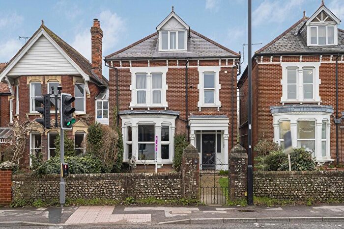 2 Bedroom Flat For Sale In Station Road, Petersfield, Hampshire, GU32