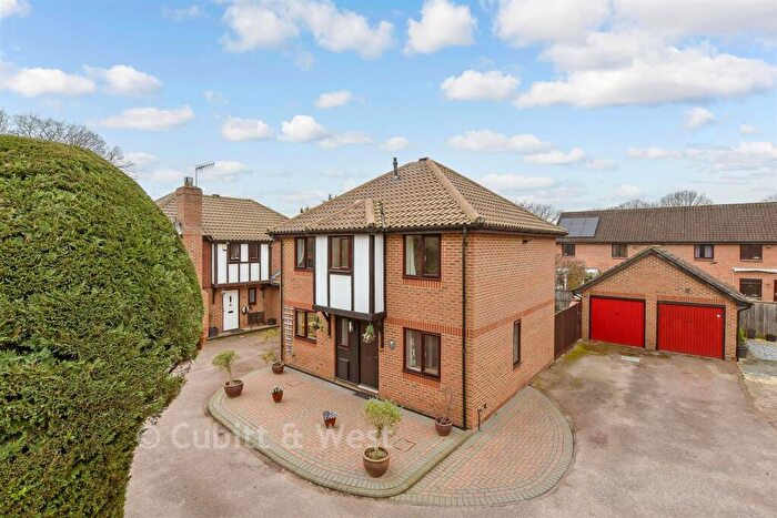 4 Bedroom Detached House For Sale In Carlton Tye, Langshott, Horley, Surrey, RH6