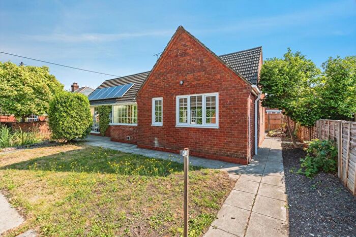 2 Bedroom Bungalow For Sale In Brokenford Avenue, Totton, Southampton, SO40