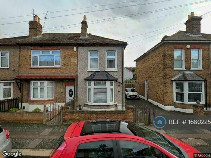 3 Bedroom Semi-Detached House To Rent In Willow Street, Romford, RM7