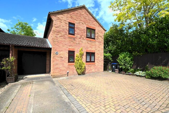 3 Bedroom Link Detached House For Sale In Blinco Lane, George Green, Buckinghamshire, SL3