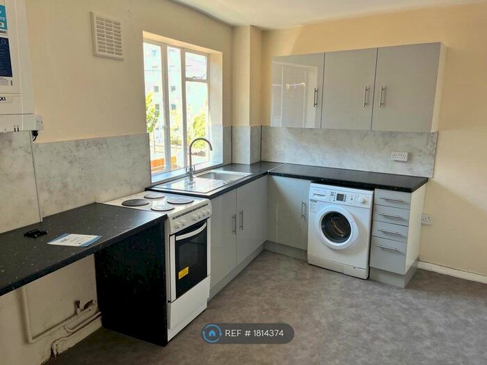 3 Bedroom Maisonette To Rent In Victoria Way, Woking, GU21