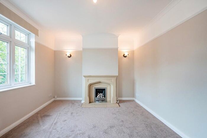 2 Bedroom Flat To Rent In Green Lanes, Winchmore Hill, London, N21