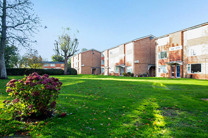 2 Bedroom Flat For Sale In Tupwood Lane, Caterham, CR3