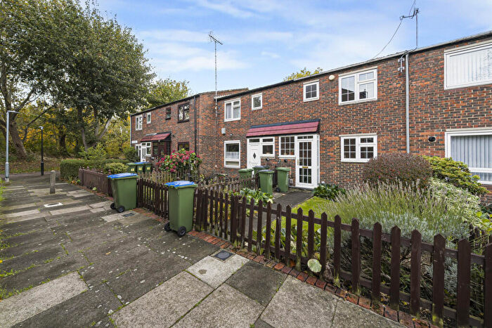 3 Bedroom Terraced House For Sale In Cole Close, London, SE28