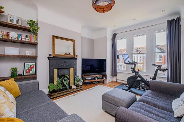 3 Bedroom Maisonette For Sale In Harborough Road, London, SW16
