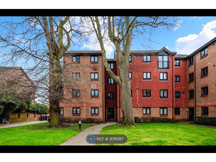 2 Bedroom Flat To Rent In Adams Close, Surbiton, KT5