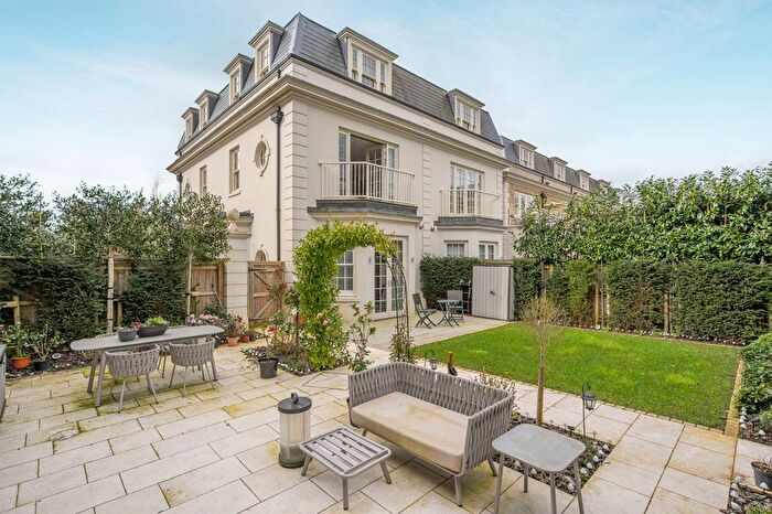 3 Bedroom Semi-Detached House For Sale In The Barons, Englefield Green, Egham, TW20