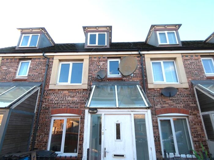 4 Bedroom Town House To Rent In Barmouth Walk, Oldham, OL8