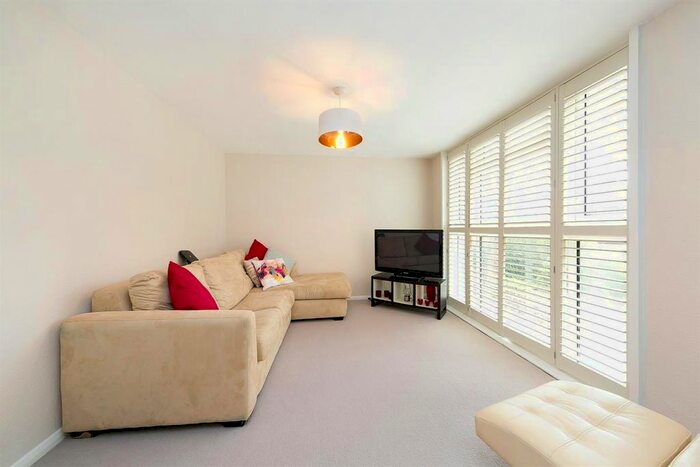 1 Bedroom Flat To Rent In Alexander Close, Twickenham, TW2