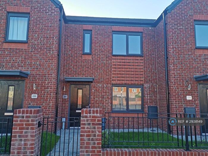 2 Bedroom Terraced House To Rent In Oldham Road, Manchester, M40