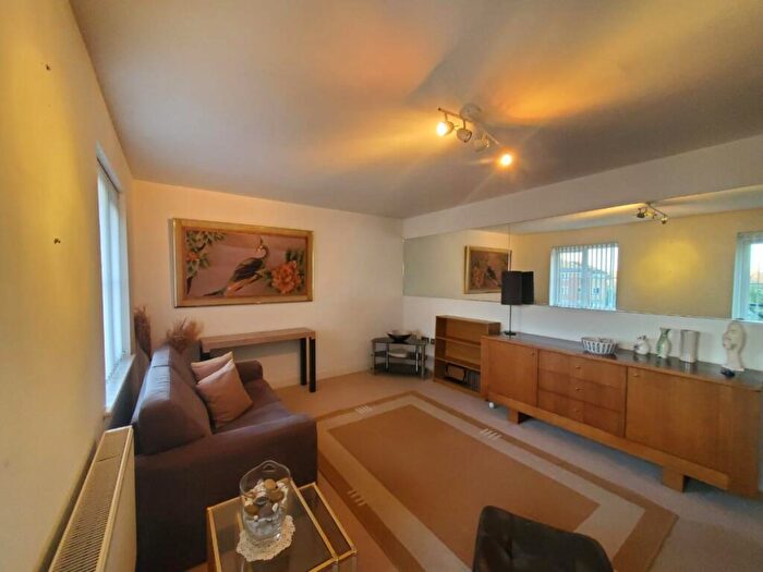 2 Bedroom Flat To Rent In Oakside Court, Barkingside, IG6