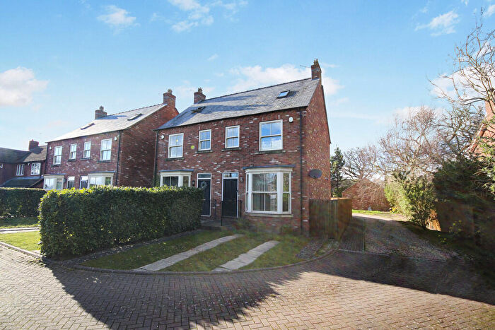 3 Bedroom Town House For Sale In Newark Road, North Hykeham, Lincoln, LN6