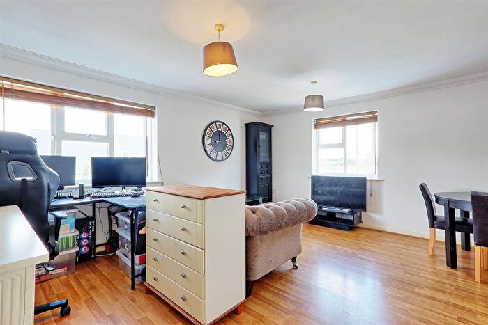 2 Bedroom Flat For Sale In Swan Lane, Wickford, SS11