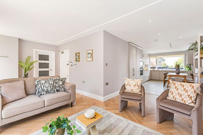 2 Bedroom Flat To Rent In Catsey Lane, Bushey, WD23