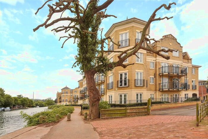 2 Bedroom Flat To Rent In Regents Riverside, Brigham Road, Reading, Berkshire, RG1