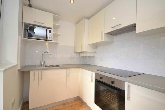 Apartment To Rent In Holders Hill Crescent, Hendon, NW4