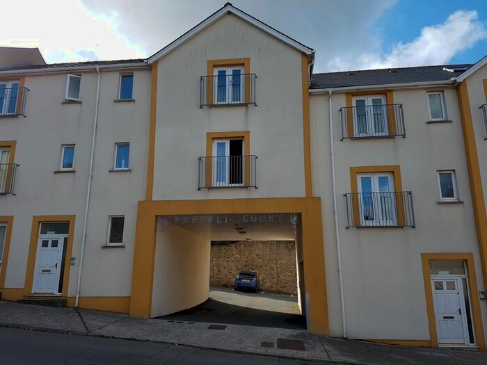 2 Bedroom Flat To Rent In Pembroke Street, Pembroke Dock, SA72